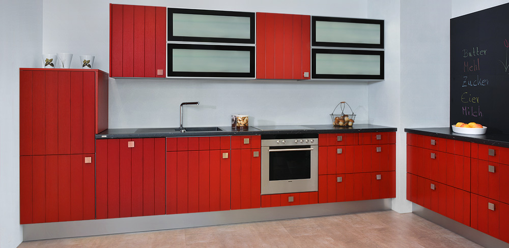 Landhausküche mit roten Holzfronten